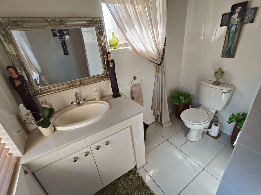 4 Bedroom Property for Sale in Wavecrest Eastern Cape